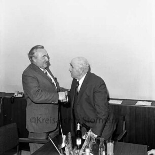Verabschiedung des Schiedsmannes für das Amt Siek, Hans Martens, durch Amtsvorsteher Karl Fach am 23. November 1975