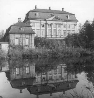 Radmeritz (Radomierzyce). Schloss Joachimstein (1708-1728; J. F. Karcher, M. D. Pöppelmann). Westseite des Schlosses und Gartenhaus