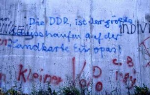 Mauer, Berlin-West, Inschrift, nicht genau lokalisiert, Foto von 1985