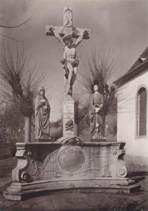 im Friedhof. Kruzifix mit Maria und Johannes. Kreuz von 1846, Teilfiguren von 1871 und 1873. Missionskreuz