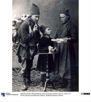 Atelieraufnahme einer samischen Familie
