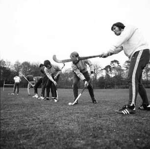 Hockey. Training auf Rasen. Hier üben die Sportler die Technik der Ballbehandlung