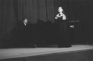 Aufnahmen eines Auftritts der Sängerin Lin Jaldati in Berlin : am Klavier Eberhard Rebling, Ehemann von Lin Jaldati
