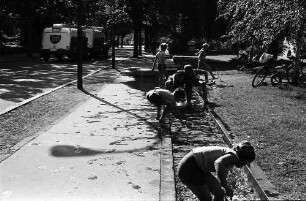 Freiburg: Kinder spielen im Bächle