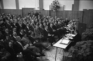 Unterzeichnung des Eingliederungsvertrags zur Eingemeindung der Gemeinde Grötzingen nach Karlsruhe in der Turnhalle des TSV Grötzingen am Grollenberg