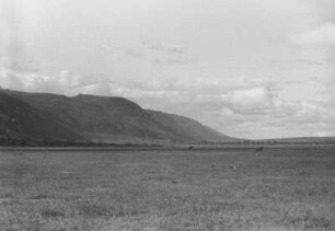 Bruchstufe am Mount Hanang mit zwei Gnus : Bergkette am Mount Hanang mit zwei Gnus