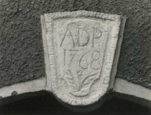 Dresden-Omsewitz, Altomsewitz 11. Vierseithof (1768, 1885), Wohnstallhaus (1768), Schlussstein über Haustür