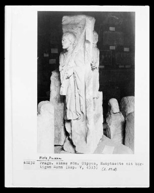 Fragment eines römischen Cippus mit bärtigem Mann