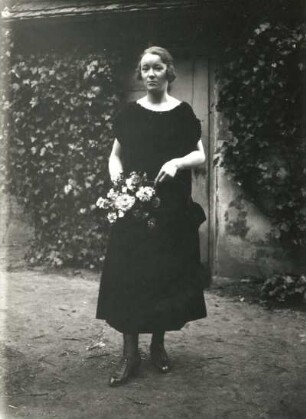 Dame im Kleid mit Blumenstrauß