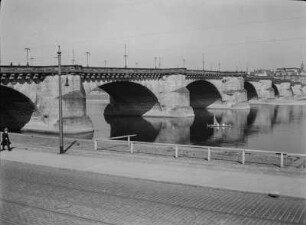 Dresden. Blick vom Terrassenufer auf die Augustusbrücke