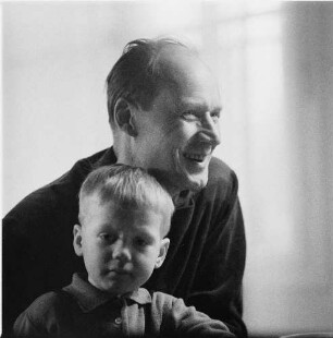ZB-Reportage Kultur. Besuch beim Bildhauer Walter Howard. Der Künstler mit seinem Sohn
