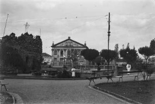 Stadttheater : Das Stadttheater von Limeira. Im Vordergrund eine Parkanlage mit Bänken.