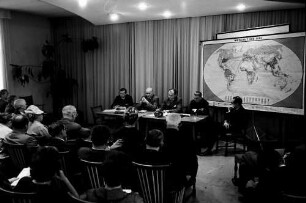 Freiburg, Littenweiler: Waldhof, Tagung "Weltproblem Entwicklungshilfe", vor Weltkarte: Rundgespräch, von links nach rechts: Dr. Jürgensen; Bergstraesser, Dr. H. Besters, Dr. Winkler, Prof. Heilperin