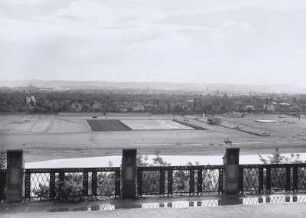 Dresden-Loschwitz, Blick von der Terrasse des Schlosses Eckberg auf die Elbaue (mit Aufbauten für eine Flugsportveranstaltung) und auf die Räcknitzer Höhen