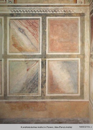 Gemalte Marmorimitation mit stilisierter Blüte : Ostwand