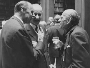 Klaus Lankheit, Luitpold Dussler und Erwin Panofsky im Zentralinstitut für Kunstgeschichte in München nach der Überreichung der Insignien des Ordens "Pour le mérite für Wissenschaften und Künste" an Panofsky