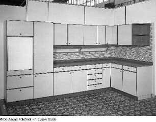 Anbauküche (Modell 2050/5), Stuhl mit gepolsterter Sitzfläche und Rückenlehne (Modell N 13)