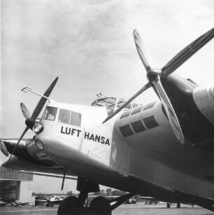 Flugzeug der Luft Hansa. Blick von außen auf das Cockpit. Ansicht mit Propeller. Berlin, Flugplatz