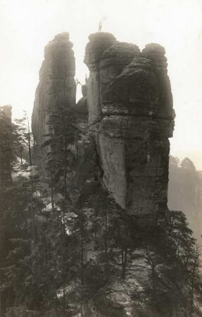 Sächsische Schweiz, Rathener Gebiet. Lokomotive. Seilschaft beim Überfall zur Esse (V)