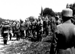 Erster Weltkrieg : Kaiser Wilhelm II. wird von deutschen Militärs begrüßt