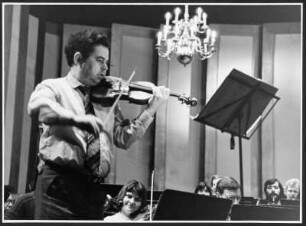 Manfred Scherzer : Portrait des Violonisten Manfred Scherzer am Volkstheater Rostock