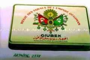 Blechdose für 25 Stück Zigaretten "REGIE DES TABACS DE L'EMPIRE OTTOMAN GIUBEK MANUFACTURE D'HAMBOURG"