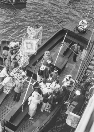 Händlerboote : Blick vom Schiff auf Händler in Ruderbooten