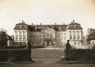 Schloss Joachimstein : Radmeritz (heute: Radomierzyce), Schloss Joachimstein (Pałac Radomierzyce), Ansicht der Hauptfassade über den Ehrenhof