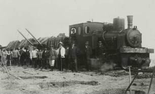 Bauleute vor Feldbahnzug, vor 1918