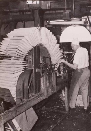 Dresden. VEB Waffelfabrik Radebeul. Kühlrad für aus dem Gasbackofen (hinten) entnommene Waffeln.