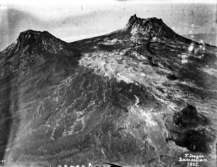 Im Krater des Vulkans Ol Doinyo Lengai 1904 : Die drei Ausbruchskegel im Krater des Vulkans Ol Doinyo Lengai. Die Fotografie verweist auf eine sechs Jahre jüngere Aufnahme von Carl Uhlig, die von einem ähnlichen Standpunkt aufgenommen wurde. Vgl. df_a_0032097