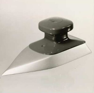 Bügeleisen mit Halteknauf aus Kunstharz, mit eingebauten Thermostat von Hildegard Buchmann