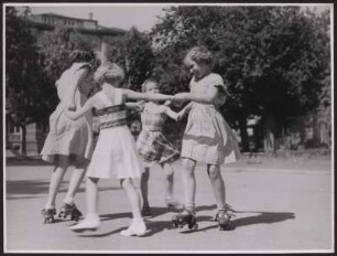 Mädchen beim Rollschuhfahren