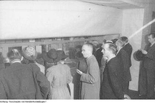 Dresden, Fritz-Heckert-Platz (Wettiner Platz), Enthüllung einer Gedenktafel zur Erinnerung an die Bücherverbrennung am 8. März 1933 auf dem Platz am Tag des freien Buches durch Hermann Matern, 10. Mai 1948