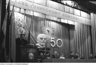 Dresden, Otto-Buchwitz-Straße (Königsbrücker Straße). Haus der sowjetischen Offiziere. 50 Jahre Komsomol, Festveranstaltung, 1968