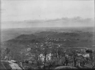 Landschaftsblick : Blick in eine Landschaft mit einem Dorf im Vordergrund. Möglicherweise zwischen Süddeutschland und Norditalien
