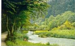 Landschaft mit Bach und Brücke