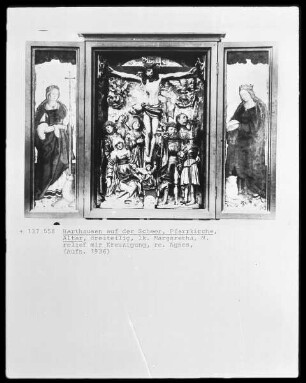 links: heilige Margaretha; Mitte: Kreuzigung; rechts: heilige Agnes