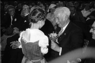 Hausen im Wiesental: Bundespräsident Heuss mit Schwarzwaldmaidli