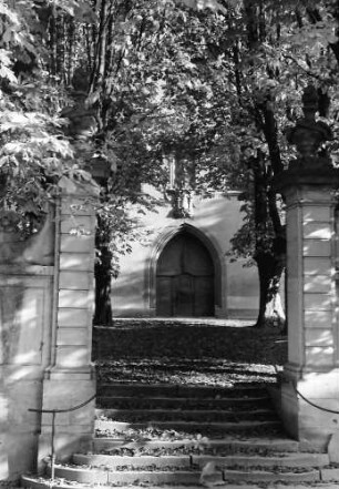 Kirchhofen: Aufgang zur Kirche [Mariä Himmelfahrt]; mit Herbstlaub
