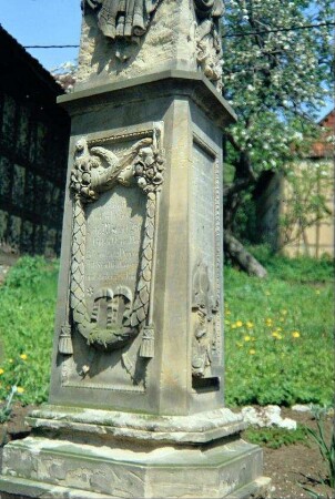Grabdenkmal auf dem Kirchhof