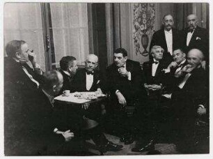 Abendempfang bei Éduard Herriot während der Genfer Abrüstungskonferenz im Hotel des Bergues. von links: Edvard Beneš (von hinten), Sir Herbert Samuel, Norman Davis, Édouard Herriot, Joseph Paul-Boncour, Rudolf Nadolny, Sir John Simon; stehend, links: französischer Minister Leygner