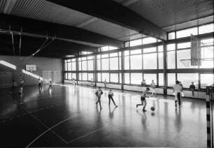 Stegen: Sporthalle mit ballspielender Klasse