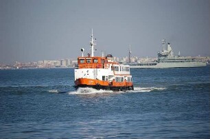 Lissabon - Schiff auf dem Rio Tejo : Lissabon: Autofähre auf dem Rio Tejo verbindet die Stadtteile, aufgenommen 2006