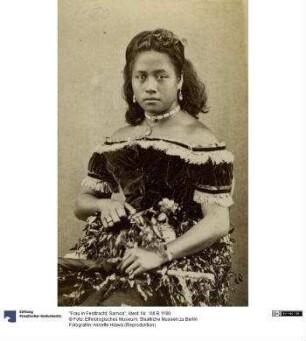 "Frau in Festtracht, Samoa"