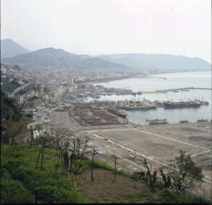 Blick von der Küstenstraße Amalfitina auf Salerno