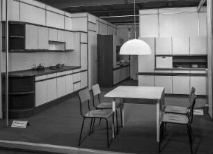 Anbauküche (Modell 2050/2) : Ausstellungskoje des VEB Möbelkombinat Dresden-Hellerau mit Anbauküche (Modell 2050/2)