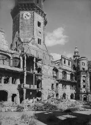 Residenzschloss Dresden : Dresden. Residenzschloss. Ruinenaufahme des Nordflügels vom Großen Schloßhof gesehen