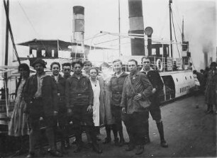 Delegierte des Kommunistischen Jugendverbandes Deutschlands (KVJD) aus Aue und Schwarzenberg zum Reichsjugendtag in Hamburg, Ostern 1927 : Delegierte des Kommunistischen Jugendverbandes Deutschlands (KVJD) zum Reichsjugendtag in Hamburg