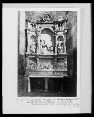Grabmal für Bischof Almeida mit Kreuzaufrichtungsrelief und Statuen der Apostel Petrus und Paulus